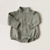 body bebê menino linho, body bebê social menino, body bebê clássico, body menino elegante, body bebê casual chic, body infantil com botões, body bebê estilo social, roupa bebê linho menino